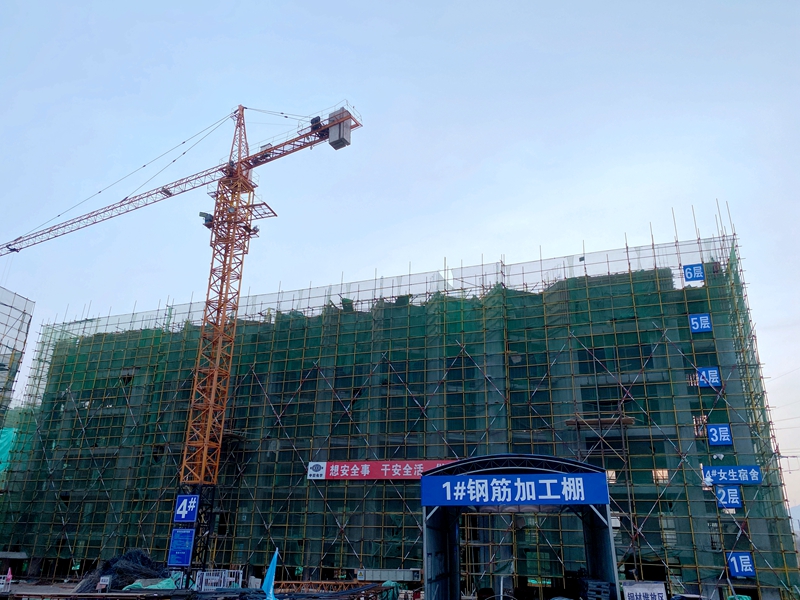 1608101227365457.jpg 明志中學(xué)4號樓封頂.jpg